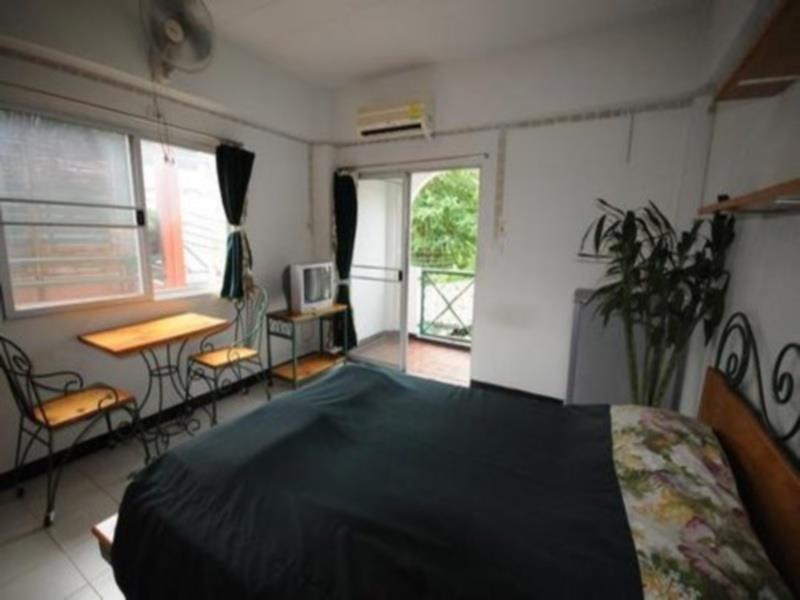 Baan Khun Mae Apartment Bangkok Exterior photo